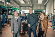 Arthur Bauer (Gerd Silberbauer, M.) und Resi Schwaiger (Mersiha Husagic, r.) befragen Uwe Balzer (Roland Frey, l.). Arthur Bauer (Gerd Silberbauer, M.) und Resi Schwaiger (Mersiha Husagic, r.) befragen Uwe Balzer (Roland Frey, l.).