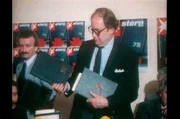 Auf einer Pressekonferenz präsentiert Gerd Heidemann die angeblichen Hitler-Tagebücher. Auf einer Pressekonferenz präsentiert Gerd Heidemann die angeblichen Hitler-Tagebücher.
