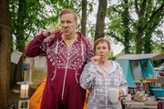 Hadi (Stephan Grossmann, l.) und Rose (Eva Löbau, r.) sind ans Campingleben und das morgendliche Zähneputzen vor allen Mitcampern gewöhnt. Hadi (Stephan Grossmann, l.) und Rose (Eva Löbau, r.) sind ans Campingleben und das morgendliche Zähneputzen vor allen Mitcampern gewöhnt.