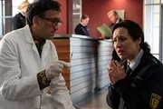 Während eines Einbruchs ist ein Mann getötet worden und im Zuge der Ermittlungen kommt es auf dem Präsidium zu einem weiteren dramatischen Zwischenfall. Nur durch Zufall findet der KTU-Leiter Jan Arnaud (Mike Zaka Sommerfeldt, l.) in Sibylle Beyers (Bärbel Stolz, r.) Handtasche ein wichtiges Beweismittel. Hat die Streifenpolizistin etwas mit den Vorfällen zu tun? Während eines Einbruchs ist ein Mann getötet worden und im Zuge der Ermittlungen kommt es auf dem Präsidium zu einem weiteren dramatischen Zwischenfall. Nur durch Zufall findet der KTU-Leiter Jan Arnaud (Mike Zaka Sommerfeldt, l.) in Sibylle Beyers (Bärbel Stolz, r.) Handtasche ein wichtiges Beweismittel. Hat die Streifenpolizistin etwas mit den Vorfällen zu tun?