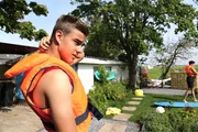 Geburtstagskind Luke ist &uuml;berrascht und ger&uuml;hrt - seine Mitbewohner haben sich einige &Uuml;berraschungen f&uuml;r ihn ausgedacht haben.