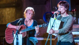 Zur&uuml;ck auf die B&uuml;hne: S&auml;ngerin Sascha (Nicolette Krebitz, re.) und Gitarristin Karla (Katja Riemann).