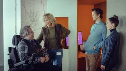 Barbara (Ulrike Kriener, 2.v.l.) spannt Bernd (Ulrich B&auml;hnk, l.) ein und l&auml;sst ihn f&uuml;r sich arbeiten. Das geschieht ganz zum Missvergn&uuml;gen von ihrem Sohn und Chef Bastian (Tim Oliver Schultz, 2.v.r.) sowie seiner Assistentin Yasemin (Sevda Polat, r.).