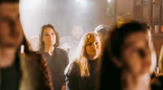 Cathrin Blake (D&eacute;sir&eacute;e Nosbusch) beobachtet das Konzert.