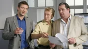 Die Kommissare Hansen (Igor Jeftic, l.) und Prantl (Andreas Giebel, r.) sowie Polizist Mohr (Max M&uuml;ller, M.) haben eine hei&szlig;e Spur.