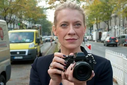 Rebecca (Caroline Peters) ist gelernte Fotografin. Jetzt jobbt sie in einem Hotel.