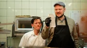 K&uuml;chenhilfe Toni (links) springt ein, um seinen Freund Malte in dessen Restaurantk&uuml;che zu unterst&uuml;tzen &ndash; aber kommt dabei an seine Grenzen.