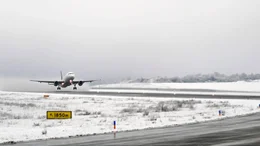 Kassel Airport - Start einer Passagiermaschine.