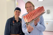 Björn Freitag (r) und Henriette Sauerwald machen zusammen Spagetti-Eis am Stiel. Björn Freitag (r) und Henriette Sauerwald machen zusammen Spagetti-Eis am Stiel.