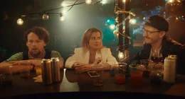 Von links: Ricky (Johannes Dullin), Tanja (Karin Hanczewski) und Jamie (David Zimmerschied) an der Bar.