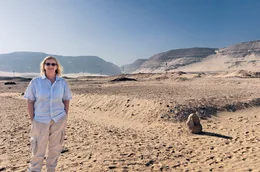 Die deutsche &Auml;gyptologin Christiana K&ouml;hler gr&auml;bt in Abydos ein K&ouml;niginnengrab aus und macht eine sensationelle Entdeckung: Schon sehr fr&uuml;h herrschte eine Frau &uuml;ber das Land am Nil.