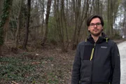 "Ich habe das Zocken zuerst gar nicht als Problem wahrgenommen," sagt Simon (29). "Ich habe nur gemerkt, das Studium läuft nicht. Ich komme nicht hinterher. Sachen, die ich mir vornehme, funktionieren nicht." "Ich habe das Zocken zuerst gar nicht als Problem wahrgenommen," sagt Simon (29). "Ich habe nur gemerkt, das Studium läuft nicht. Ich komme nicht hinterher. Sachen, die ich mir vornehme, funktionieren nicht."