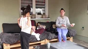 Janine (re.) sucht nach einer L&ouml;sung f&uuml;r ihre Zwillinge; Janine (re.) sucht nach einer L&ouml;sung f&uuml;r ihre Zwillinge