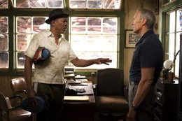 Scrap (Morgan Freeman) setzt sich f&uuml;r Maggie ein. Doch der hartn&auml;ckige Frankie (Clint Eastwood) ist nur schwer zu &uuml;berzeugen.