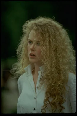 In Boston angekommen, verliert Shannon (Nicole Kidman) all ihre Wertsachen. Nun muss die Tochter aus reichem Hause arbeiten gehen, was ihr sichtlich schwerf&auml;llt.