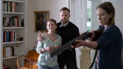 Luise (Greta Bohacek, l.) und Ferdinand (Ilja Ro&szlig;bander, 2.v.l.) m&uuml;ssen tatenlos zusehen, wie Klara (Klara Manzel, r.) mit dem Gewehr auf ihren Vater zielt.