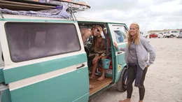 Sankt Peter-Ording: Marc Strandt, Jennifer Kerp und Lisa Holster erobern in ihren Surfermobilen den Nordseestrand.