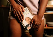 Heidi (Gabriela Maria Schmeide) lässt Dawit (Akeem van Flodrop) in der eigenen Wohnung keine Privatsphäre und bringt ihn mit ihren Überraschungsbesuchen immer wieder in unangenehme Situationen. Besonders wenn Dawit zu Hause mal wieder unten ohne unterwegs ist. Heidi (Gabriela Maria Schmeide) lässt Dawit (Akeem van Flodrop) in der eigenen Wohnung keine Privatsphäre und bringt ihn mit ihren Überraschungsbesuchen immer wieder in unangenehme Situationen. Besonders wenn Dawit zu Hause mal wieder unten ohne unterwegs ist.
