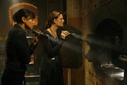 Saroyan (Tamara Taylor, l.); Dr. Brennan (Emily Deschanel, r.)