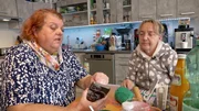 Carmen (li.) ist ein echter Profi, wenn es ums H&auml;keln geht. Davon m&ouml;chte auch ihre Freundin Eva profitieren und bittet die sechsfache Mutter um Handarbeitsnachhilfe.
