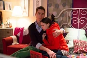 Als Ringo (Timothy Boldt) Kira (Barbara Prakopenka) die elterlichen Eheringe übergibt, bricht sie erneut zusammen - doch dieses Mal ist Ringo für sie da. Als Ringo (Timothy Boldt) Kira (Barbara Prakopenka) die elterlichen Eheringe übergibt, bricht sie erneut zusammen - doch dieses Mal ist Ringo für sie da.