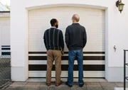 Walter (Peter Lohmeyer, r.) verstrickt sich immer mehr in L&uuml;gen, um seine Vergangenheit mit Polizist Jakob (Robert Schupp) zu verheimlichen. Nur Senait (Selam Tadese, l.) vertraut er die Wahrheit an und gesteht, dass viel mehr zwischen Jakob und ihm steht, als eine verschwundene Heckenschere.