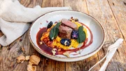 Der Herbst ist da: Cremige Risoni und Rehr&uuml;cken an einem Brombeer-Jus.