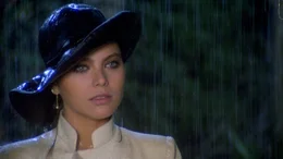 Die elegante Mail&auml;nderin Lisa (Ornella Muti) sucht nach einer Autopanne Hilfe bei Elia