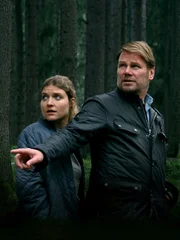 Robert Winkler (Kai Scheve, r.) und Karina Szabo (Lara Mandoki, l.) Robert Winkler (Kai Scheve, r.) und Karina Szabo (Lara Mandoki, l.)