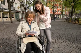 Jetzt geht&rsquo;s los: Gisela (Ruth Reinecke) m&ouml;chte Enkelin Bille (Gioia Marischka) den Autor der Liebesbriefe zeigen.