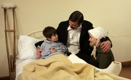 Passagier George Hook  mit seinen Kindern nach der Trag&ouml;die der Lusitania in einem irischen Hospital. Die Familie wurde w&auml;hrend des Untergangs getrennt, &uuml;berlebte jedoch und wurde wieder vereint. (Reenactment).