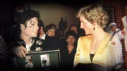Michael Jackson und Prinzessin Diana bei ihrem Treffen hinter der Bühne im Wembley-Stadion in London im Juli 1988. Michael Jackson und Prinzessin Diana bei ihrem Treffen hinter der Bühne im Wembley-Stadion in London im Juli 1988.