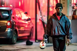 Francis (Welket Bungu&eacute;) wurde in ein Verbrechen hineingezogen.