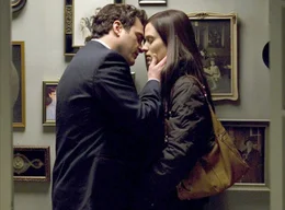 Auf Bitten seiner Eltern l&auml;sst Leonard (Joaquin Phoenix) sich auf das Mauerbl&uuml;mchen Sandra (Vinessa Shaw) ein.