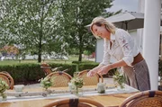 Katrin Humpfer dekoriert den Dinner-Tisch.