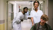 Dawit (Akeem van Flodrop, l.) ist im Stress und da kommt es ihm ganz gelegen, dass er aus Versehen Kalkentferner getrunken hat und im Krankenhaus eine Pause einlegen kann. Alle sind besorgt und denken, er wollte sich umbringen. Doch seine Mutter Lemlem (Dennenesch Zoudé, M.) kennt sein schauspielerisches Talent. Dawit (Akeem van Flodrop, l.) ist im Stress und da kommt es ihm ganz gelegen, dass er aus Versehen Kalkentferner getrunken hat und im Krankenhaus eine Pause einlegen kann. Alle sind besorgt und denken, er wollte sich umbringen. Doch seine Mutter Lemlem (Dennenesch Zoudé, M.) kennt sein schauspielerisches Talent.