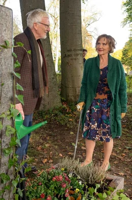 Ist er der romantische Briefeschreiber? Gisela (Ruth Reinecke) sieht den Witwer Theodor (Ernst St&ouml;tzner) nun mit anderen Augen.