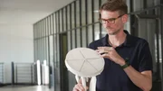 Wenn aus Vision Wirklichkeit wird: Alles begann mit kleinen Modellen, nun produziert Lutz Stenvers Antennen und Teleskope im großen Stil. Wenn aus Vision Wirklichkeit wird: Alles begann mit kleinen Modellen, nun produziert Lutz Stenvers Antennen und Teleskope im großen Stil.