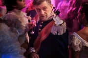 Undercover auf dem Kostümball: Niko (Andreas Guenther) ermittelt als König Ludwig II. Undercover auf dem Kostümball: Niko (Andreas Guenther) ermittelt als König Ludwig II.