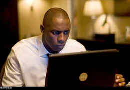 Eines Tages stellt der erfolgreiche Fondmanager Derek Charles (Idris Elba) eine neue Sekret&auml;rin ein, die sich schon bald in den gl&uuml;cklich verheirateten Mann rettungslos verliebt. Selbst eine deutliche Ablehnung ihrer erotischen Angebote, schreckt diese nicht ab. Im Gegenteil ...