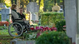 Matthias (Florian Panzner) begleitet seine Mutter Gisela (Ruth Reinecke) zum Friedhof