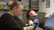 Jonas hat einen wichtigen Termin in Frankfurt. Dort will er sein Blitz-Tattoo von T&auml;towiererin Mandy aufh&uuml;bschen lassen,