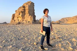 Die franz&ouml;sische &Auml;gyptologin Axelle Br&eacute;mont erforscht &uuml;ber 5.000 Jahre alte Gravuren, die die Menschen am Vulture Rock, auch Geierfelsen genannt, im S&uuml;den &Auml;gyptens hinterlie&szlig;en. (El-Kab Vulture Rock in Nekheb, &Auml;gypten, 24.10.2025)