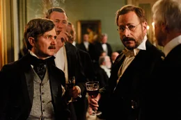 Von links: Alexander von Schleinitz (Volker Ranisch) und Rudolf Virchow (Frank R&ouml;th).