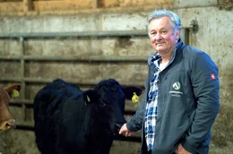 Tierarzt Dr. J&ouml;rg Bretzinger arbeitet seit mehr als 30 Jahren als Tierarzt und hat ein besonderes Faible f&uuml;r Gro&szlig;tiere wie K&uuml;he.