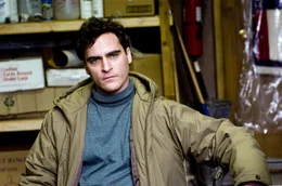 Leonard (Joaqu&iacute;n Phoenix) ist hin- und hergerissen zwischen seinem unerreichbaren Schwarm Michelle und einer gesicherten Zukunft mit der bodenst&auml;ndigen Sandra.