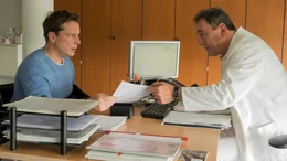 Was ist los mit meiner Mutter? Matthias (Florian Panzner) erkundigt sich bei Dr. Berg Arzt (Thomas Dehler) nach dem Gesundheitszustand seiner Mutter.