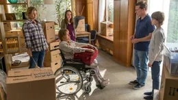 Kein Platz f&uuml;r Oma Gisela (Ruth Reinecke): In dem neuen Zuhause von Sohn Matthias (Florian Panzner), Enkel Tom (Konstantin / Leopold Schmidt), Schwiegertochter Nina (Hilde Dalik) und Enkelin Bille (Gioia Marischka) ist es eigentlich zu eng.
