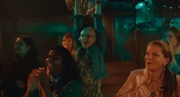 Elisa (Anne M&uuml;ller) beim Anfeuern.