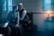 Dem Tod von der Schippe gesprungen: Caitriona Balfe als Claire Fraser, Sam Heughan als Jamie Fraser Dem Tod von der Schippe gesprungen: Caitriona Balfe als Claire Fraser, Sam Heughan als Jamie Fraser